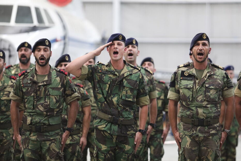 Militares foram recebidos com beijos e abraços dos familiares que os aguardavam no Aeroporto de Figo Maduro 