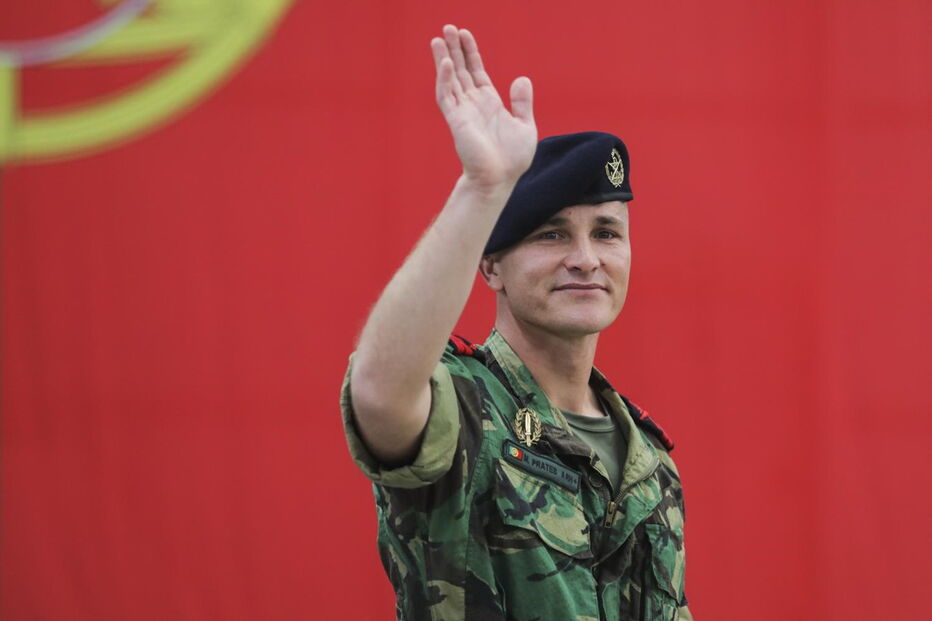 Militares foram recebidos com beijos e abraços dos familiares que os aguardavam no Aeroporto de Figo Maduro 