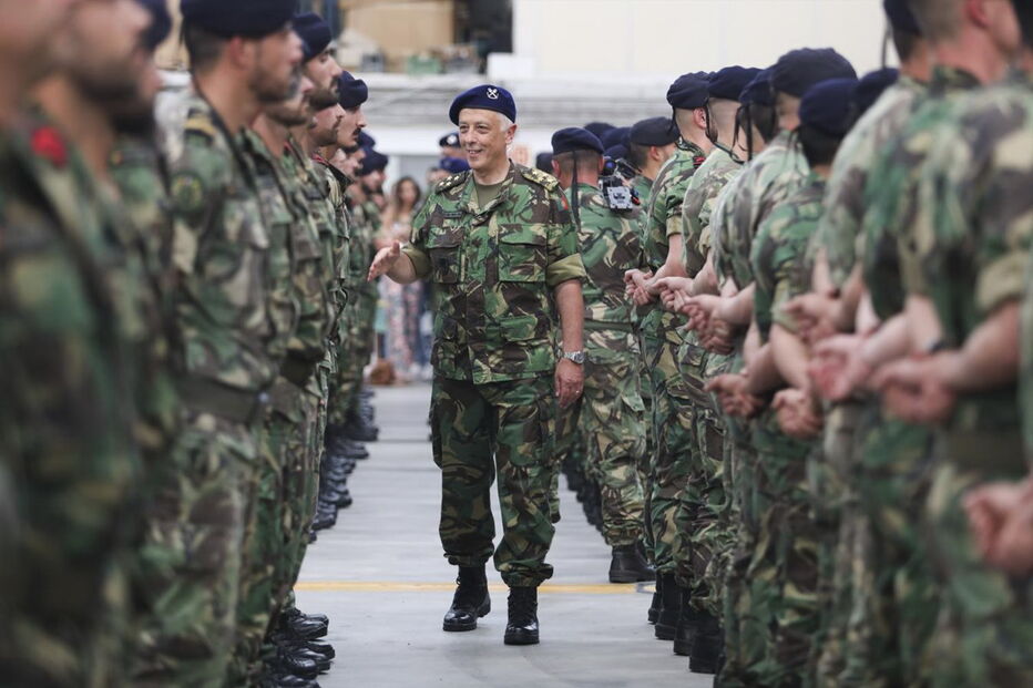 Militares foram recebidos com beijos e abraços dos familiares que os aguardavam no Aeroporto de Figo Maduro 