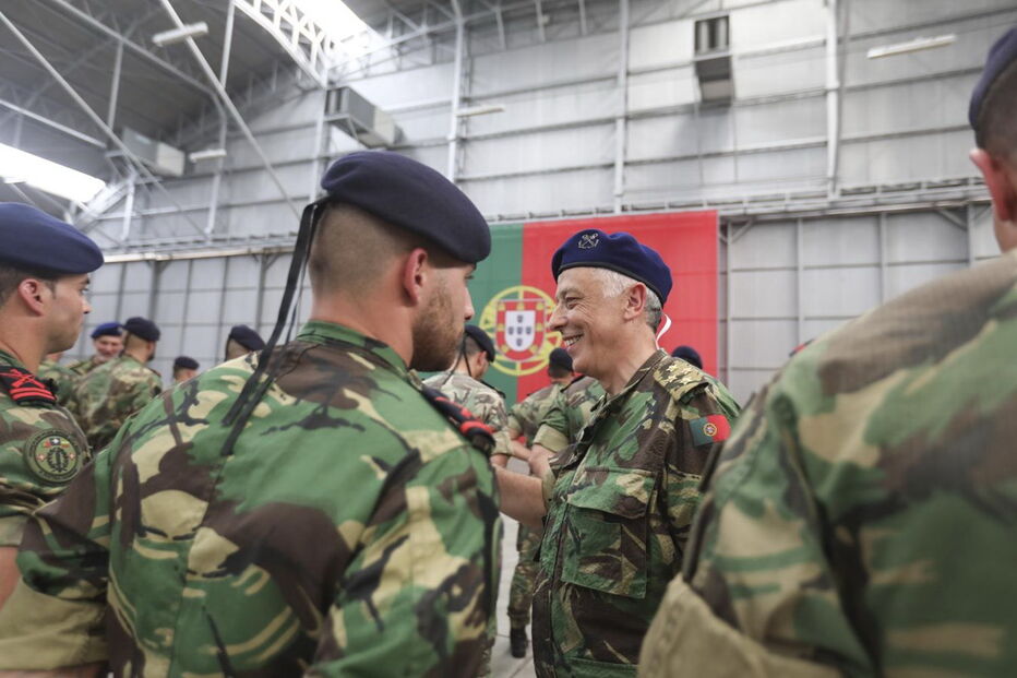 Militares foram recebidos com beijos e abraços dos familiares que os aguardavam no Aeroporto de Figo Maduro 