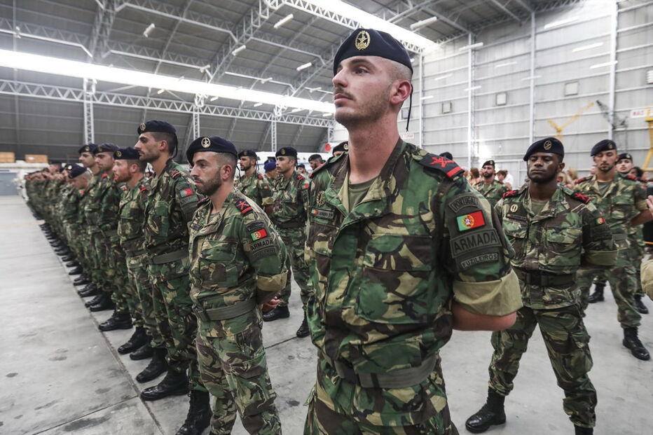 Militares foram recebidos com beijos e abraços dos familiares que os aguardavam no Aeroporto de Figo Maduro 