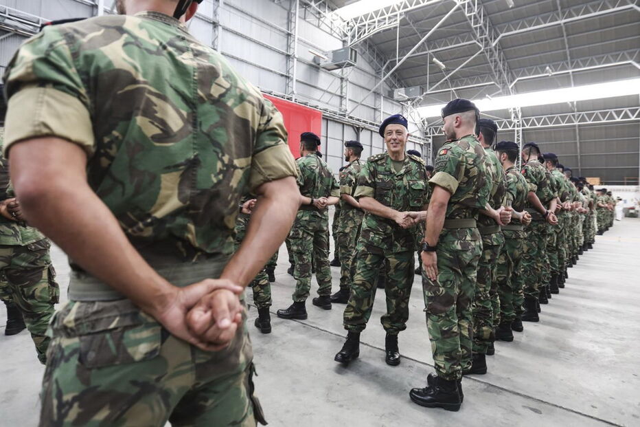 Militares foram recebidos com beijos e abraços dos familiares que os aguardavam no Aeroporto de Figo Maduro 