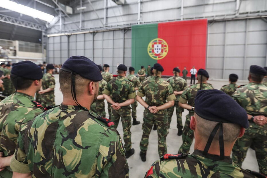 Militares foram recebidos com beijos e abraços dos familiares que os aguardavam no Aeroporto de Figo Maduro 