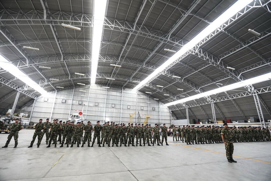 Militares foram recebidos com beijos e abraços dos familiares que os aguardavam no Aeroporto de Figo Maduro 