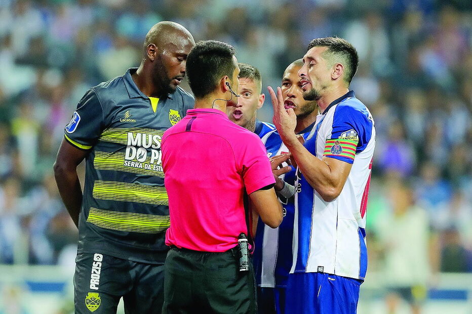 Árbitro Vítor Ferreira esteve sob grande pressão dos jogadores do FC Porto