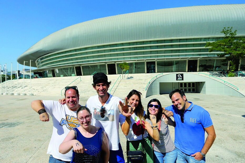 Grupo de fãs espanhóis marca lugar, desde quinta-feira, à porta da Altice Arena, em Lisboa 