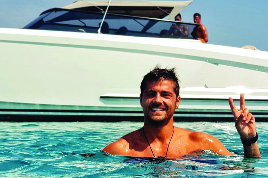 Ator foi partilhando fotografias dos dias de luxo na Grécia com a namorada e amigos