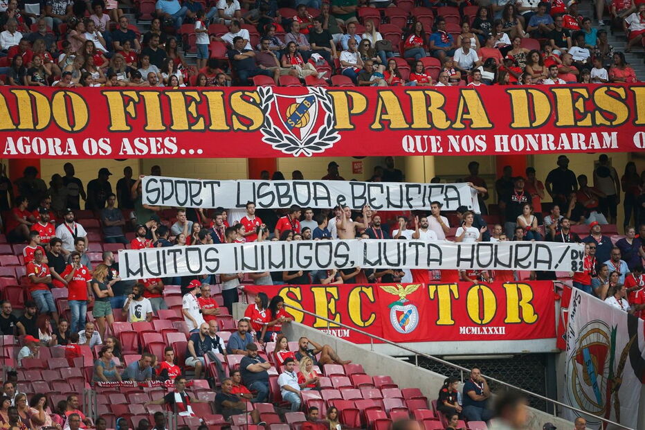 Diabos Vermelhos mostram frase durante jogo da Taça da Liga