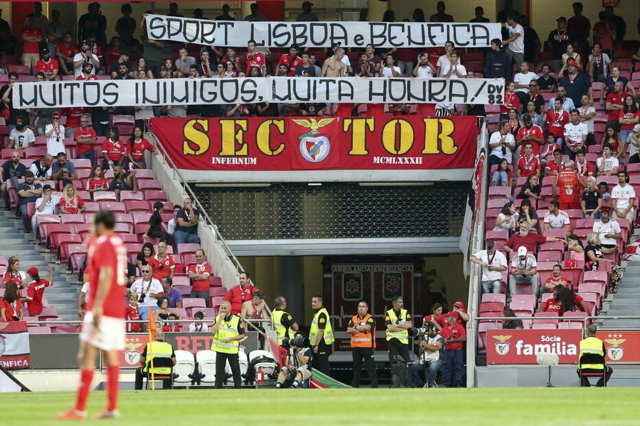 Diabos Vermelhos mostram frase durante jogo da Taça da Liga