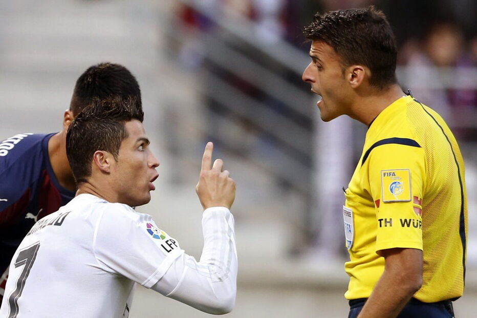 Árbitro espanhol Jesús Gil Manzano 