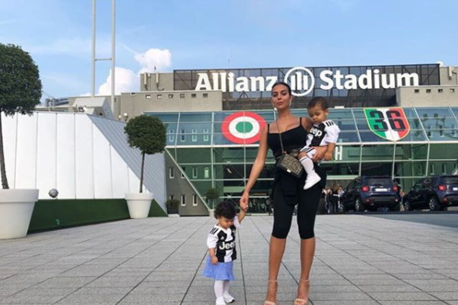 Georgina dá os parabéns a Ronaldo em foto ternurenta com os gémeos