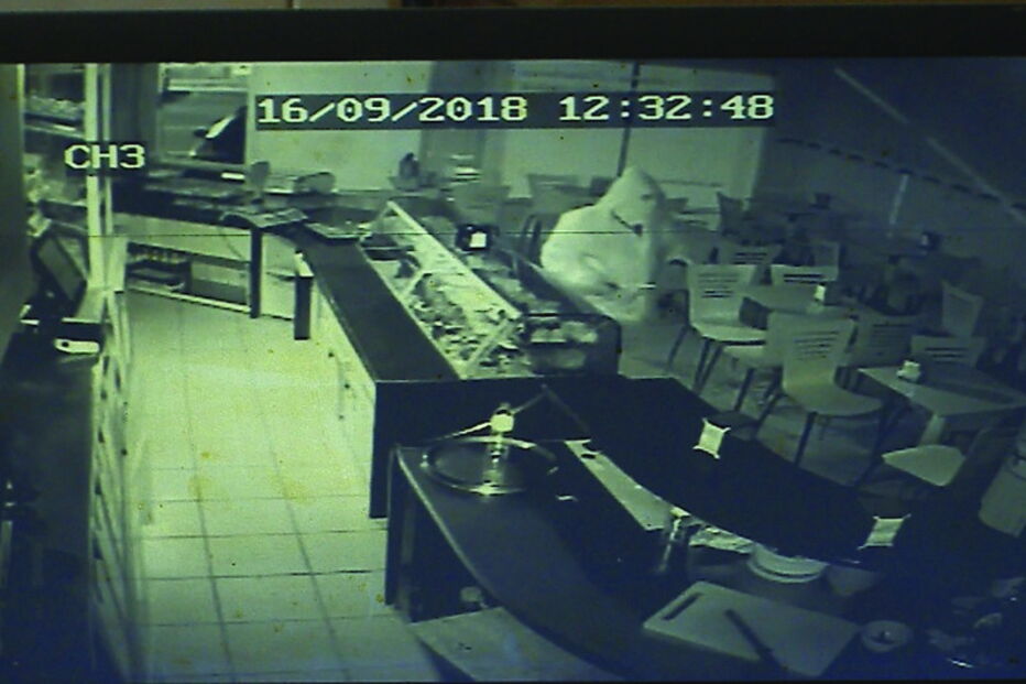 Primeiro dos mascarados entrou, deixou a porta aberta e dirigiu-se logo à máquina de tabaco