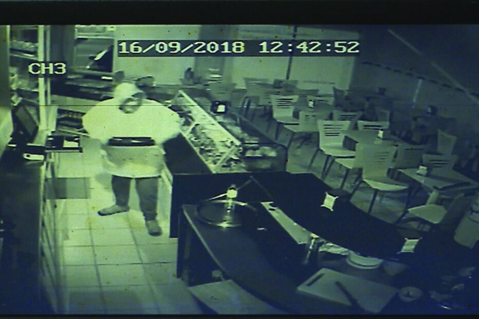 Retirou mesmo a caixa para perceber que recheio continha