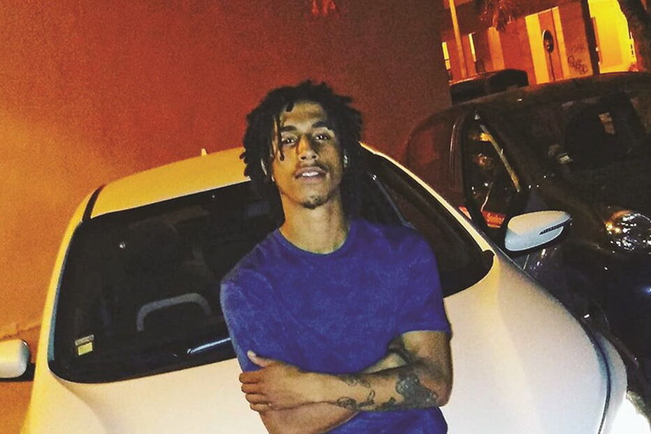 Abel Fragoso, junto ao carro usado nos seis atropelamentos