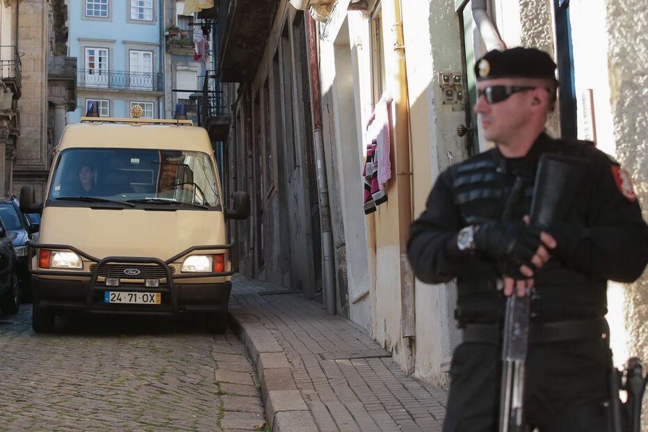 Polícia à entrada do Tribunal de São Novo