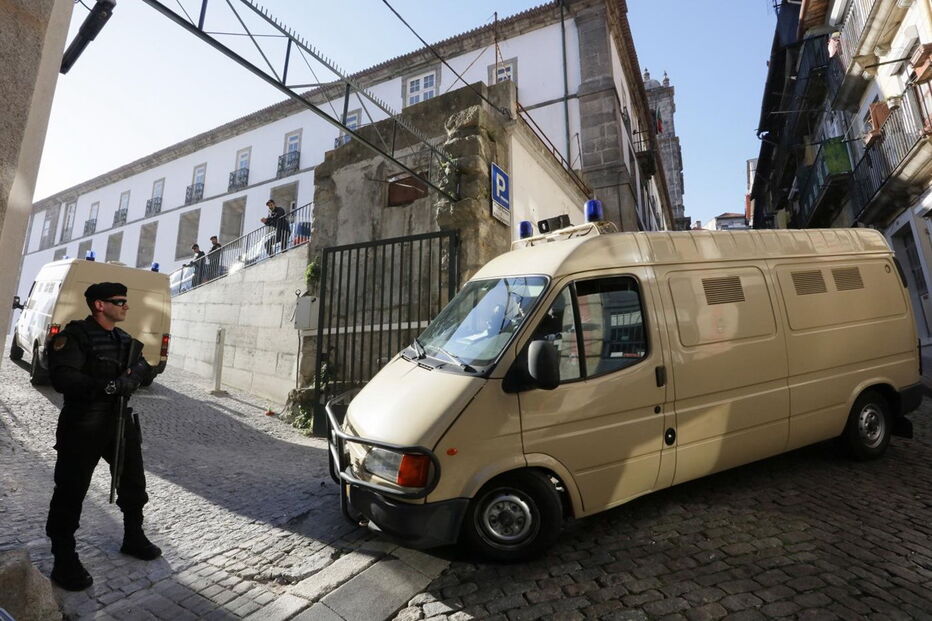 Polícia à entrada do Tribunal de São Novo