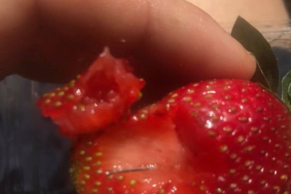 Morangos com agulhas retirados de supermercados australianos