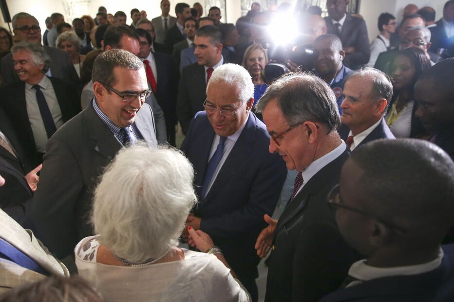 António Costa num encontro com portugueses em Luanda