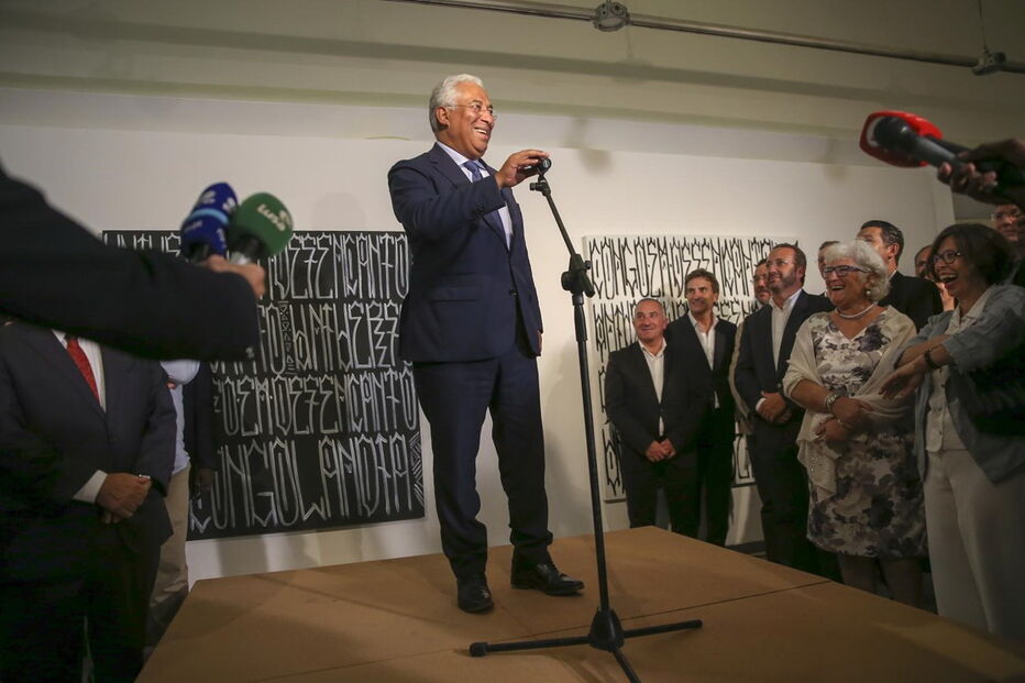 António Costa num encontro com portugueses em Luanda