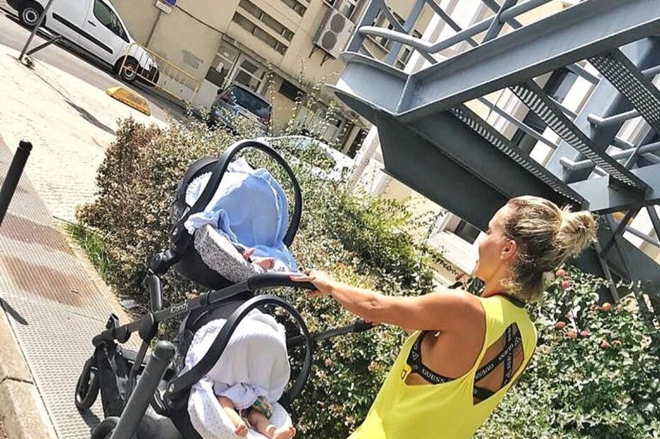 Luciana Abreu mostra fotos a passear com as filhas gémeas