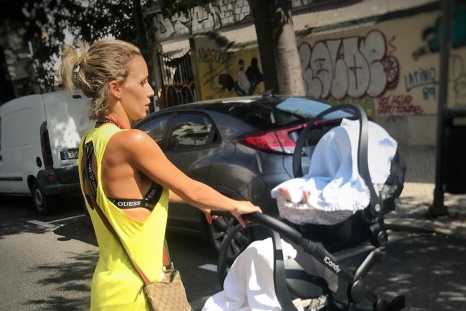Luciana Abreu mostra fotos a passear com as filhas gémeas