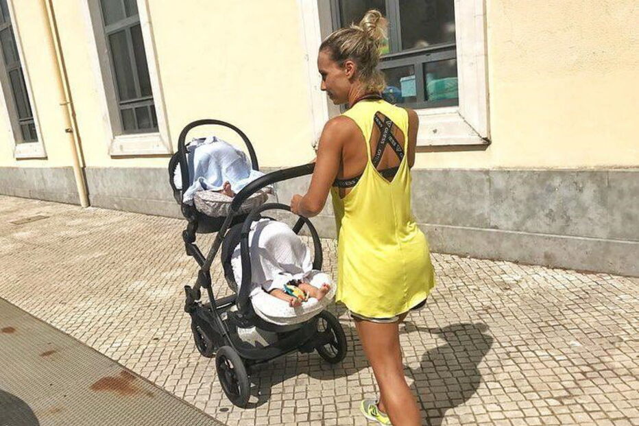 Luciana Abreu passeia com a filhas gémeas