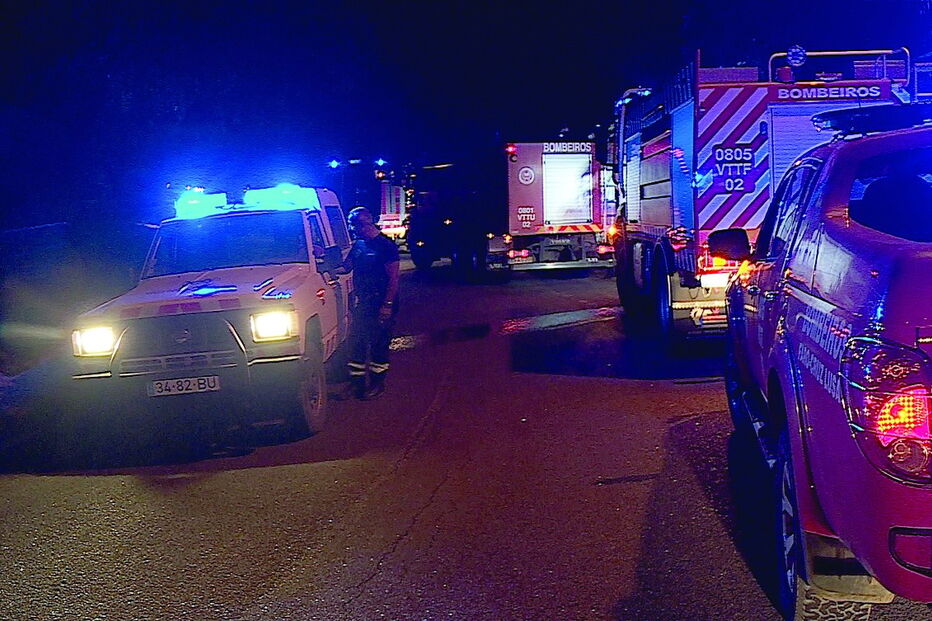 Bombeiros atacam fogo em Monchique\