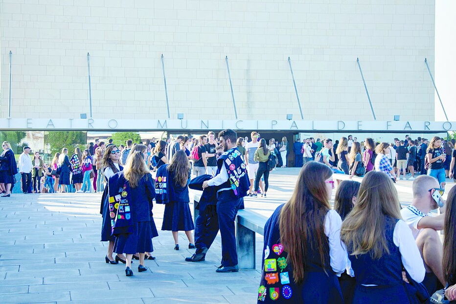Largas centenas de jovens participaram na cerimónia que se realizou ontem de manhã, no Teatro Municipal de Faro
