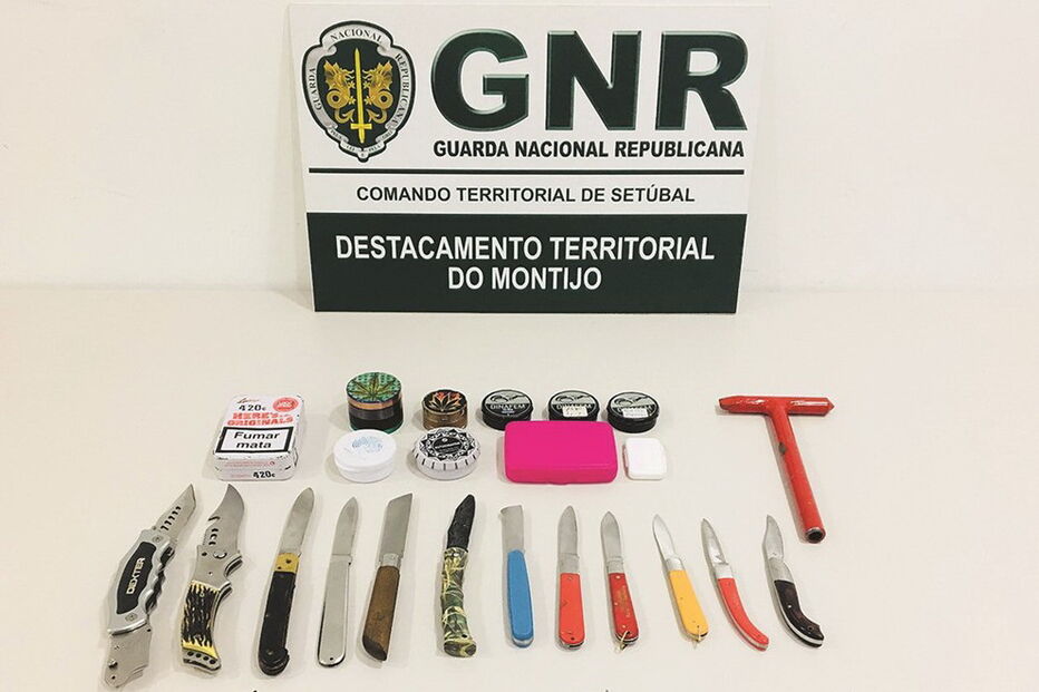 GNR mostra armas apreendidas nas festas da Moita