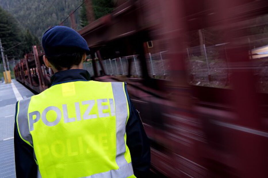 Colisão entre comboio e autocarro faz vários feridos e mata uma pessoa