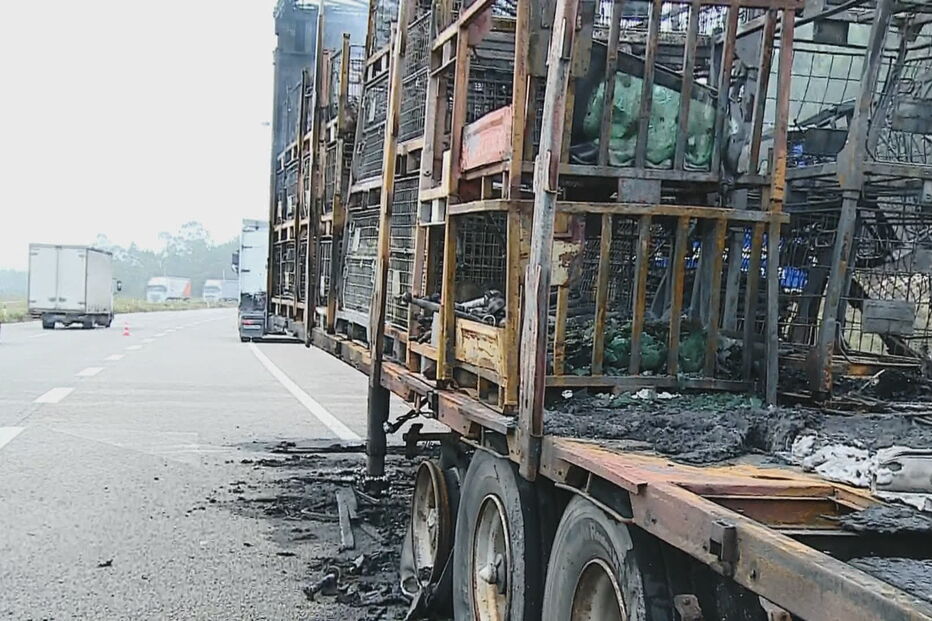 Camião arde em andamento na A28 na Póvoa de Varzim