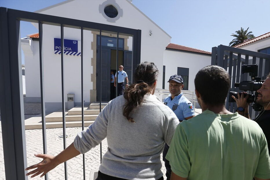 Alta tensão à porta de tribunal. Padrasto de bebé torturado sai em liberdade