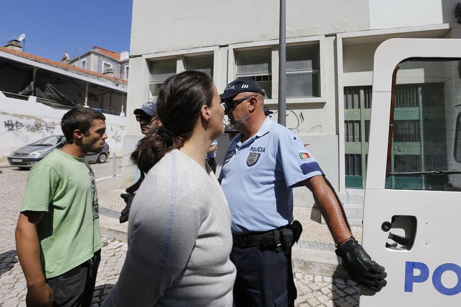 Alta tensão à porta de tribunal. Padrasto de bebé torturado sai em liberdade