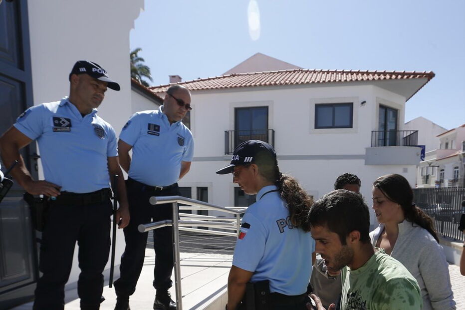 Alta tensão à porta de tribunal. Padrasto de bebé torturado sai em liberdade