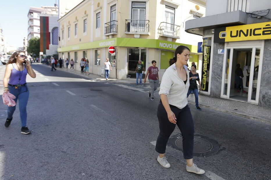 Alta tensão à porta de tribunal. Padrasto de bebé torturado sai em liberdade