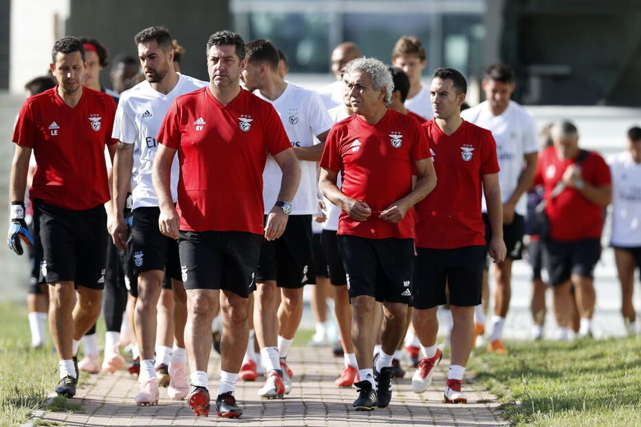 Rui Vitória com o plantel no início de treino do Benfica no Seixal