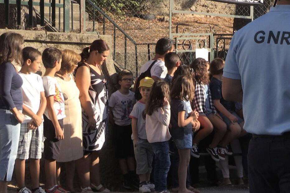 Pais fecham escola a cadeado, em Tortosendo, Covilhã