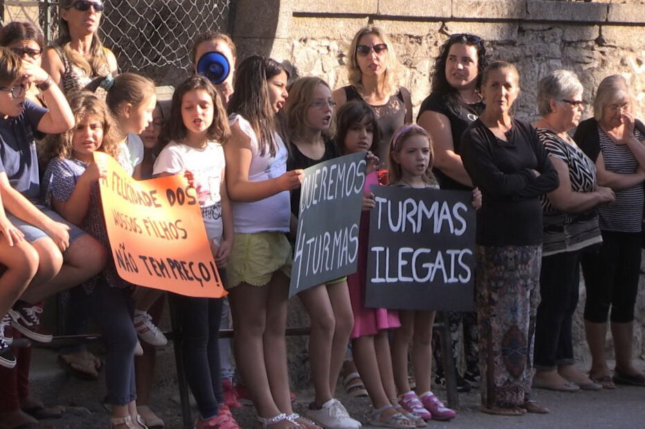Pais fecham escola a cadeado, em Tortosendo, Covilhã