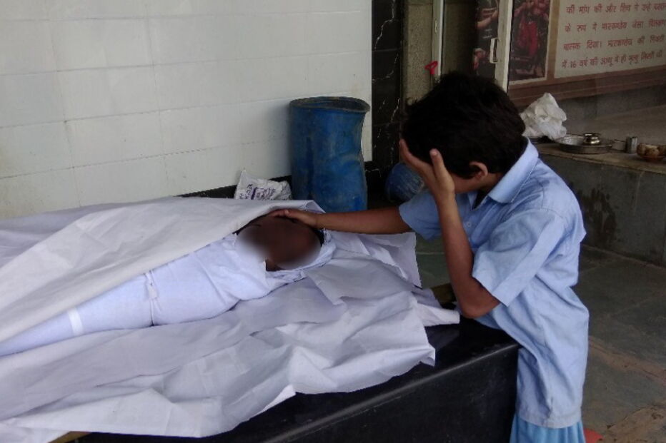 Foto de menino junto ao pai morto angaria milhares de euros num dia