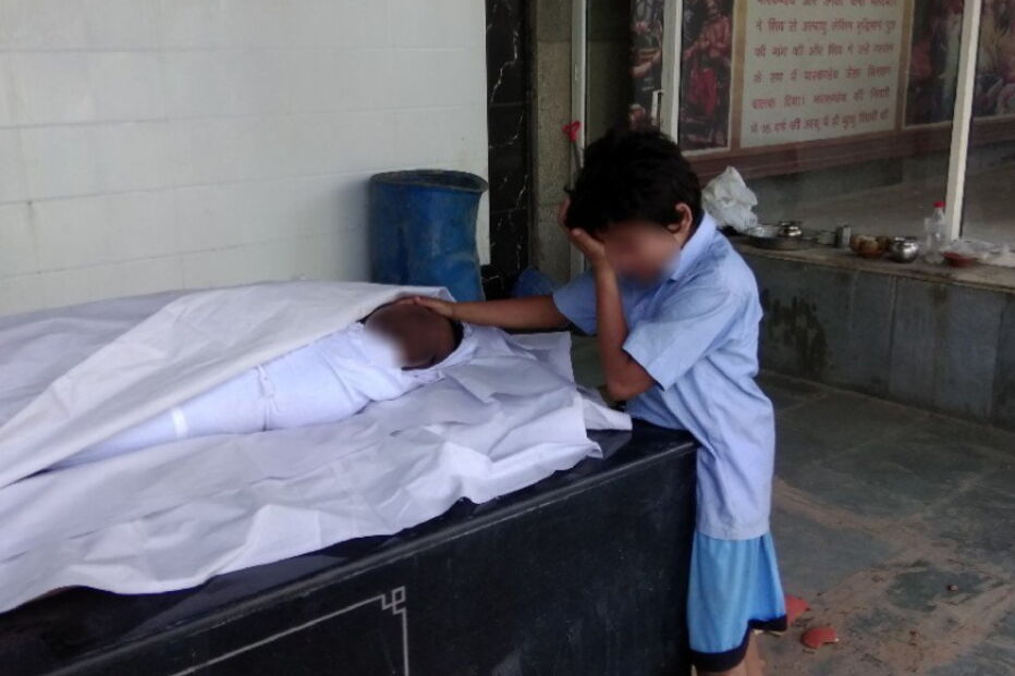 Foto de menino junto ao pai morto angaria milhares de euros num dia