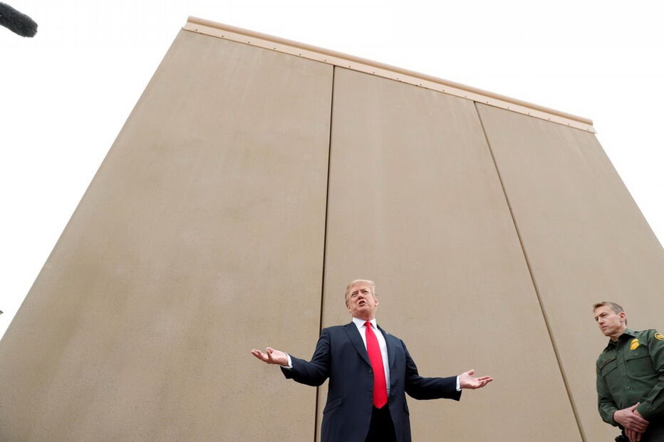 Trump junto a um protótipo do muro com o México, em março de 2018