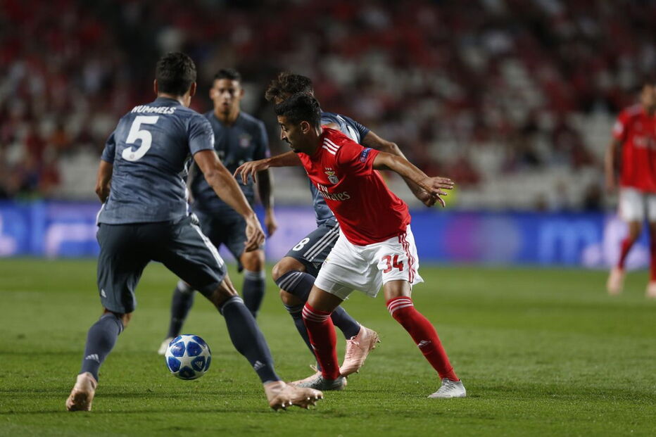André Almeida rodeado de adversários no Benfica- Bayern Munique