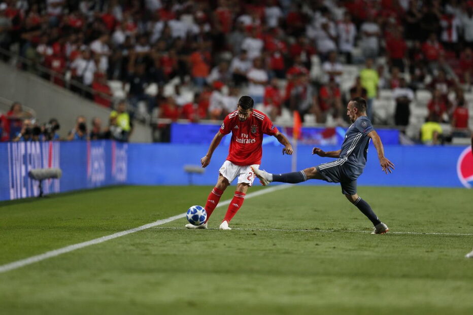 Pizzi e Ribéry disputam a bola no Benfica -Bayern