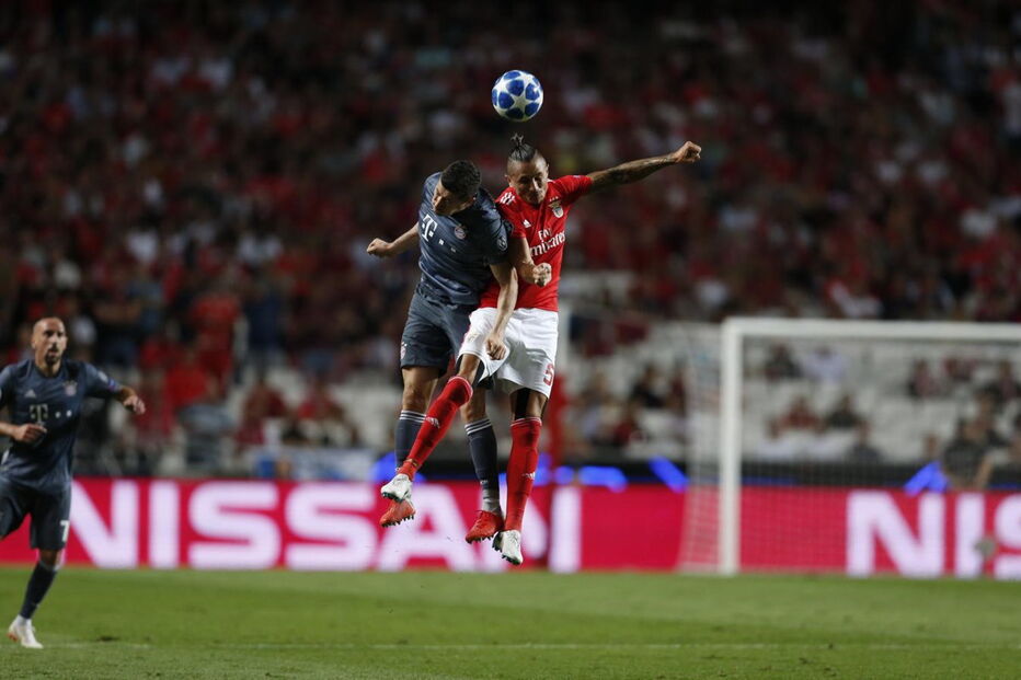 Fejsa e Lewandowski disputam a bola no Benfica - Bayern