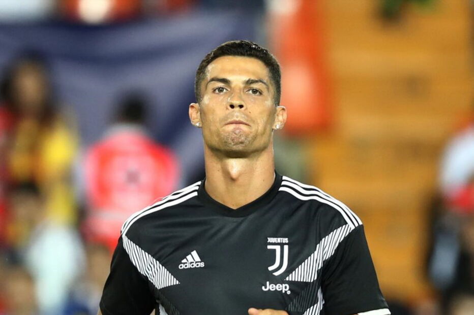 Cristiano Ronaldo expulso na estreia europeia pela Juventus 