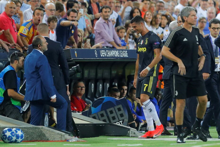 Cristiano Ronaldo expulso na estreia europeia pela Juventus 
