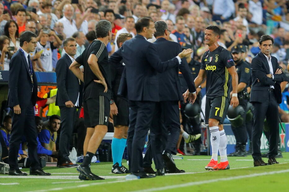 Cristiano Ronaldo expulso na estreia europeia pela Juventus 