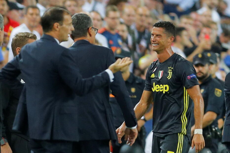 Cristiano Ronaldo expulso na estreia europeia pela Juventus 