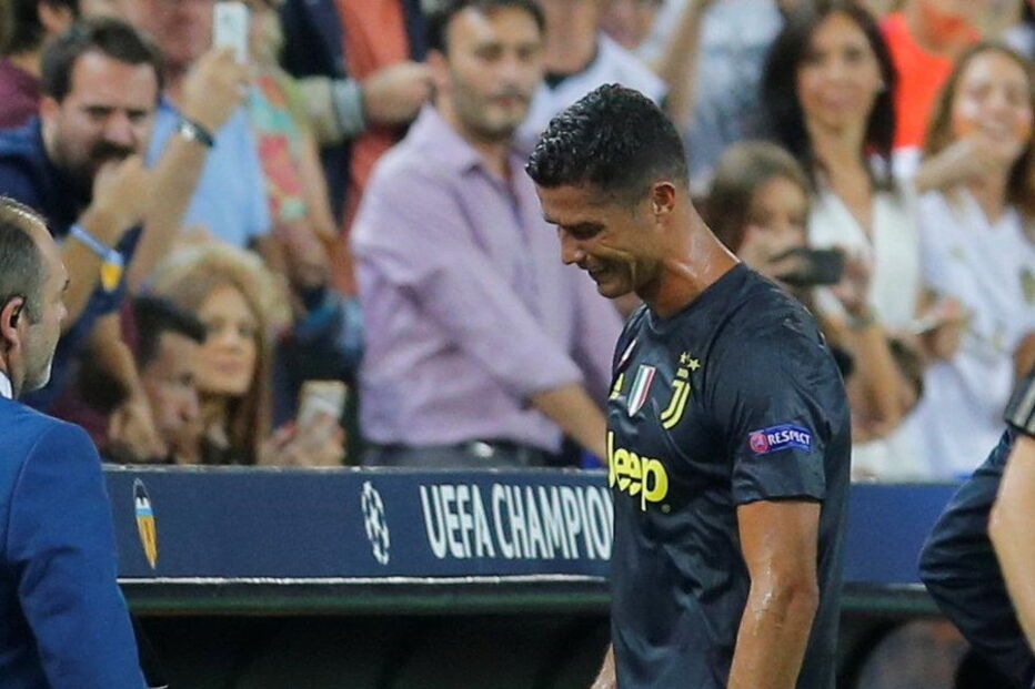 Cristiano Ronaldo expulso na estreia europeia pela Juventus 