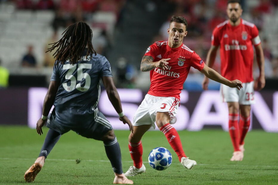 Renato Sanches em disputa de bola com Grimaldo, no Benfica - Bayern